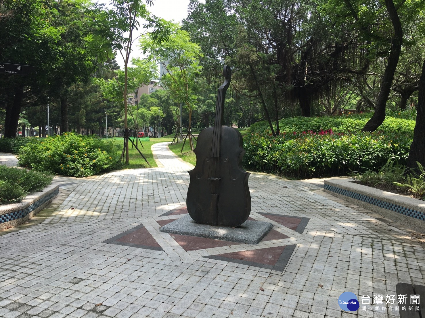 音樂公園內情境雕塑-小提琴
