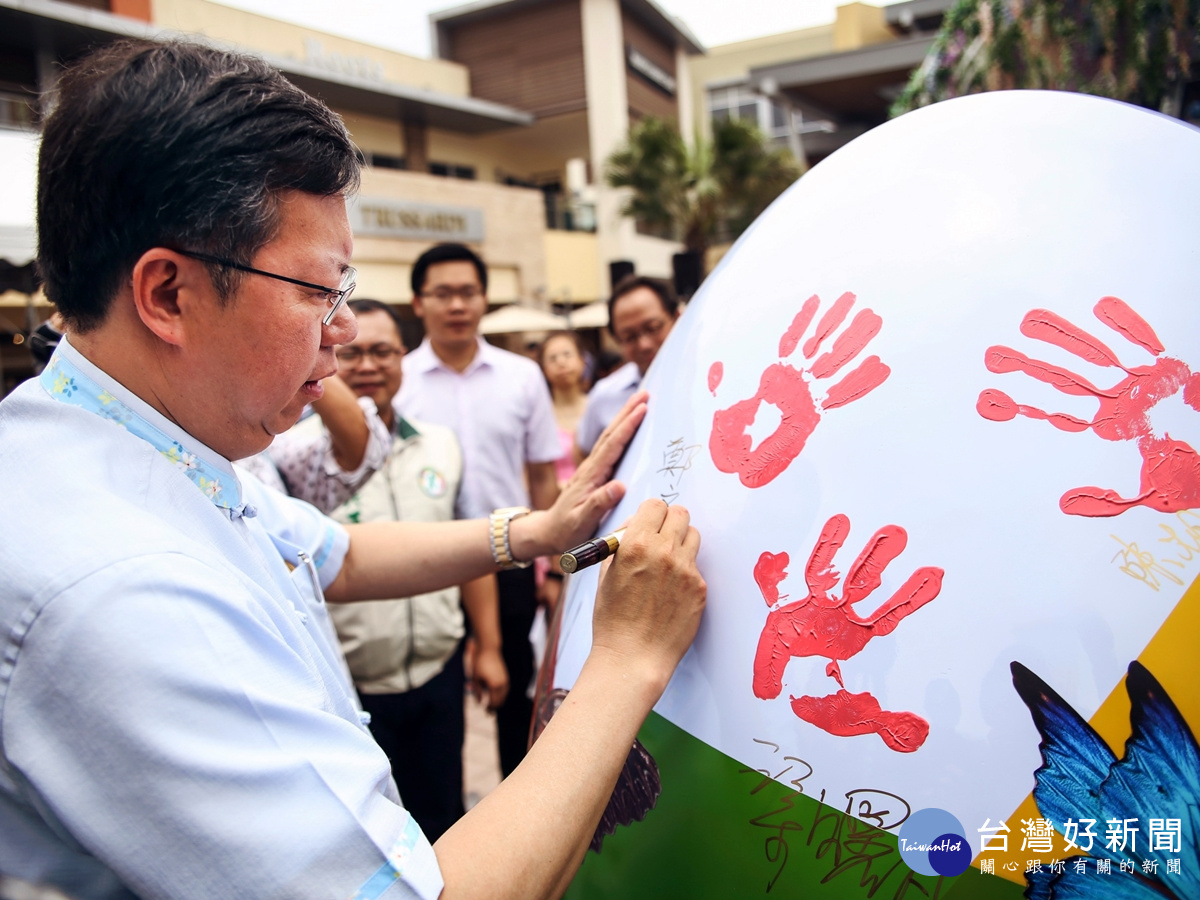 鄭文燦市長在巨蛋上蓋手印、簽名
