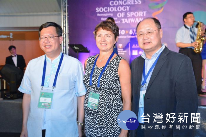 桃園市長鄭文燦與貴賓合影。