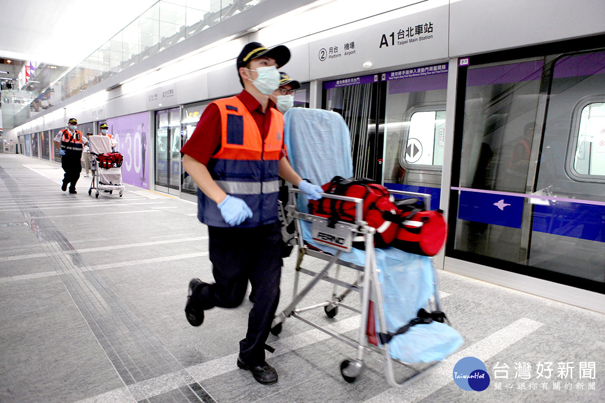機捷A1台北站因應世大運，演練爆裂物與火災狀況應變。