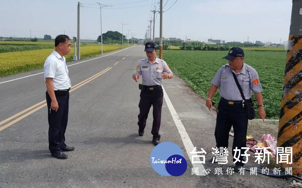 北港分局副分局長吳柏源到事發地點勘查，指示加強產業道路違規行為勸導。（記者陳昭宗拍攝）