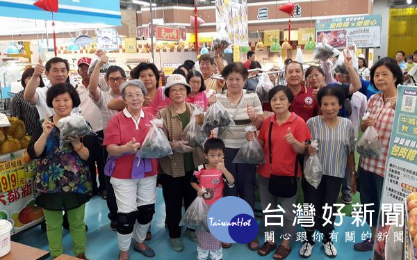台糖量販北港店端午揪團包粽送愛心,邀集婆婆媽媽會員一起包製安心粽,贈送社區弱勢作公益。(記者陳昭宗拍攝)