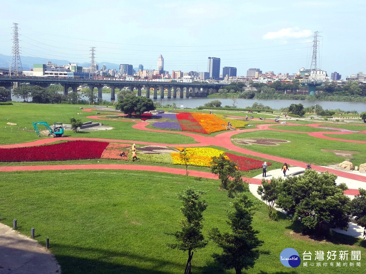 高管處配合人行步道打造蝴蝶公園地景，花海美景盡收眼底。（圖／記者黃竹佑攝）