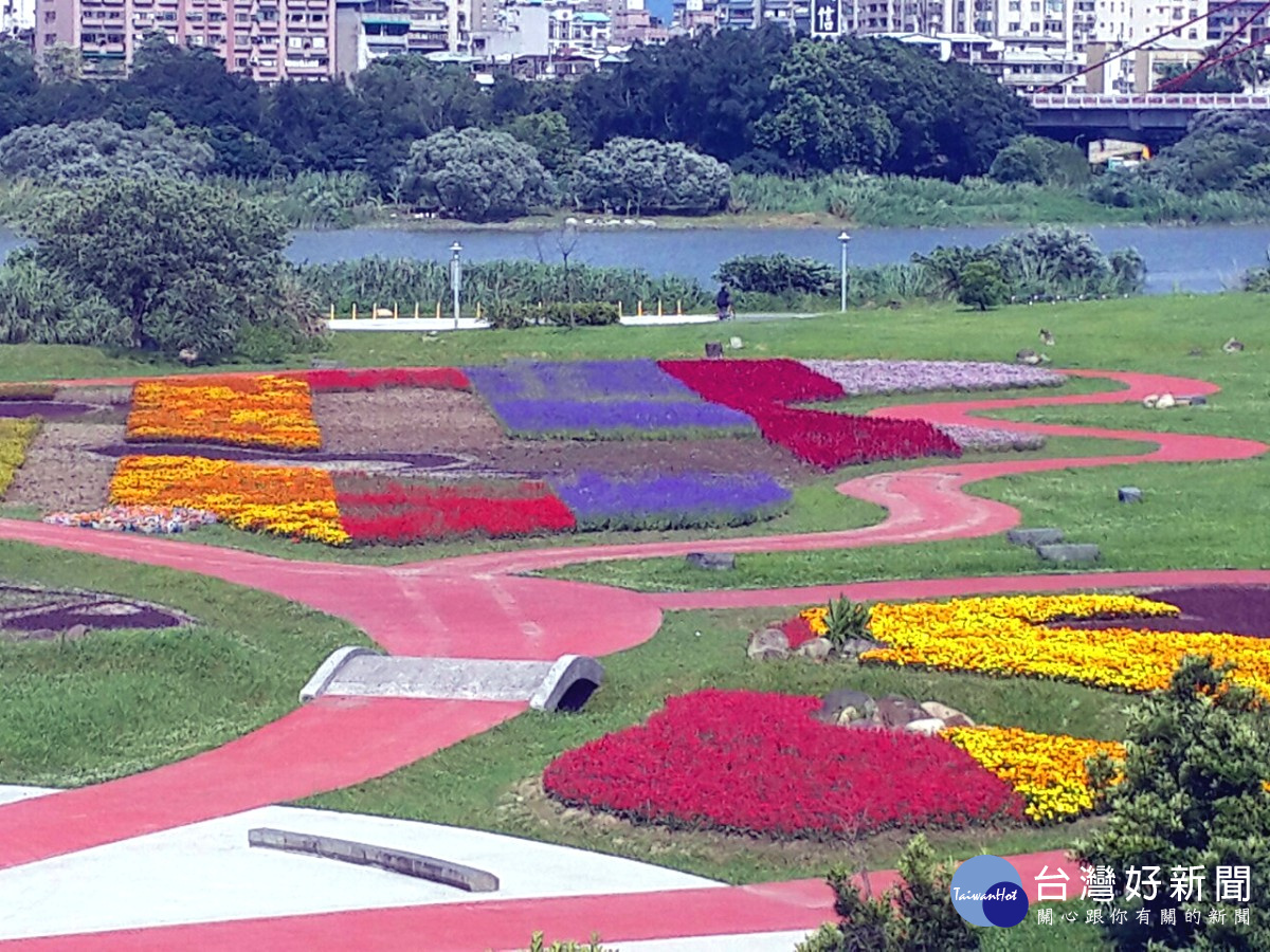 蝴蝶公園外圍輪廓有人行步道可供民眾行走。（圖／記者黃竹佑攝）