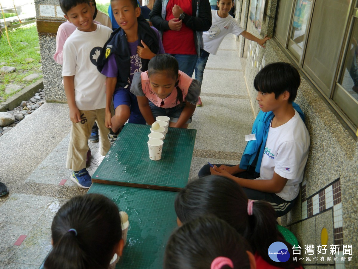 「上面的水怎麼不會跑下來!」學生的科學闖關玩得真開心。