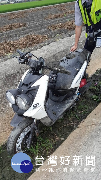 男子疑深夜騎機車失控自摔,緊急送醫搶救後不治。(記者陳昭宗拍攝)