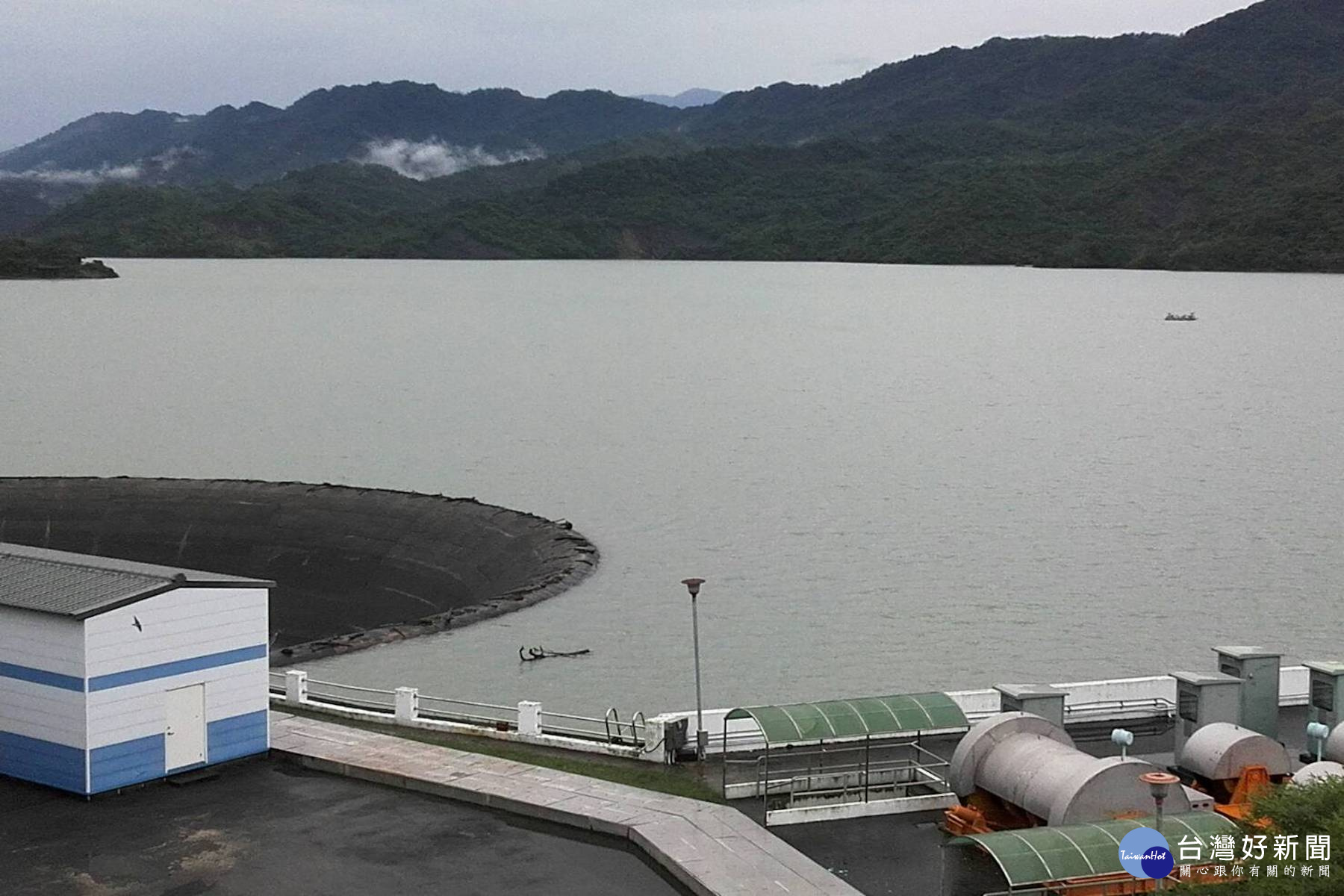 暴雨來襲，南化水庫水位暴漲。(圖/記者黃芳祿攝) 