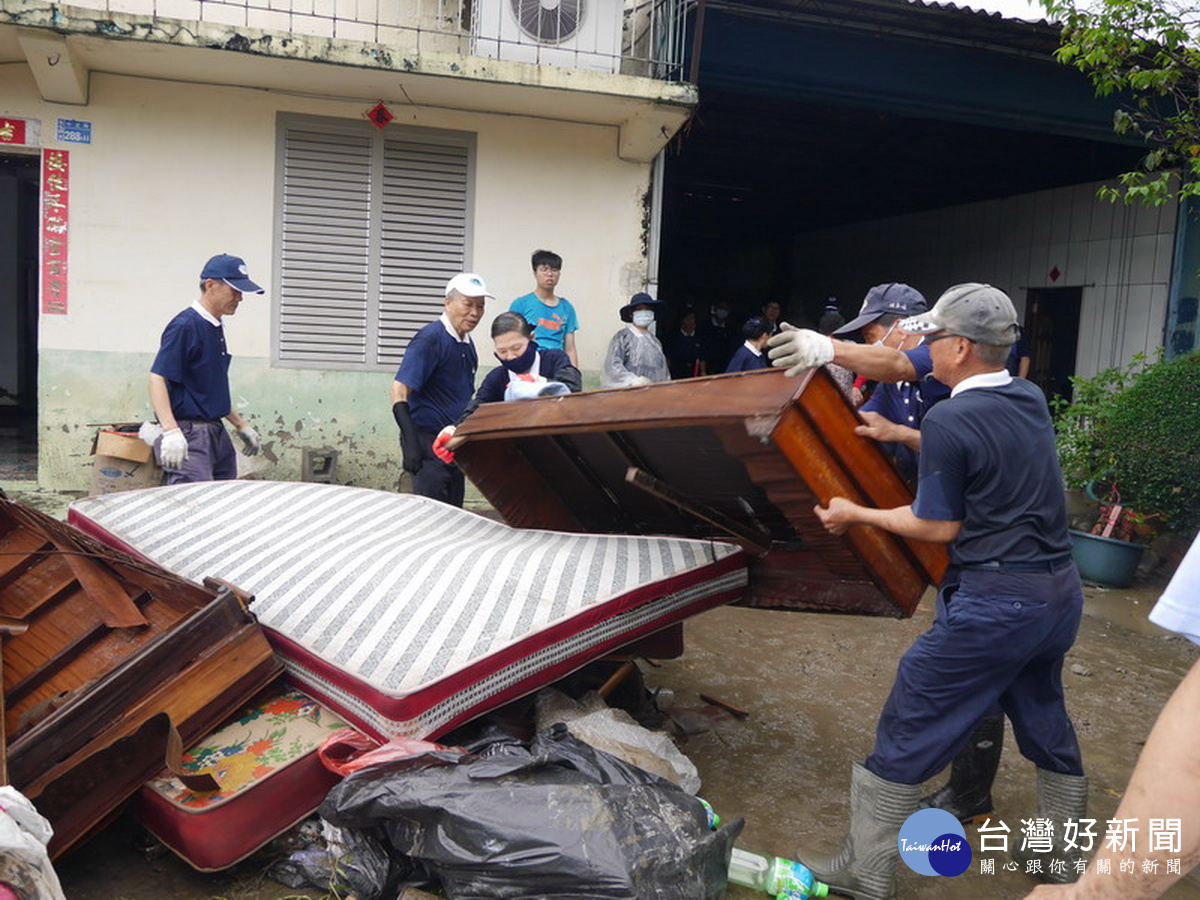 民宅淹水慈濟志工協助清理大型家具。