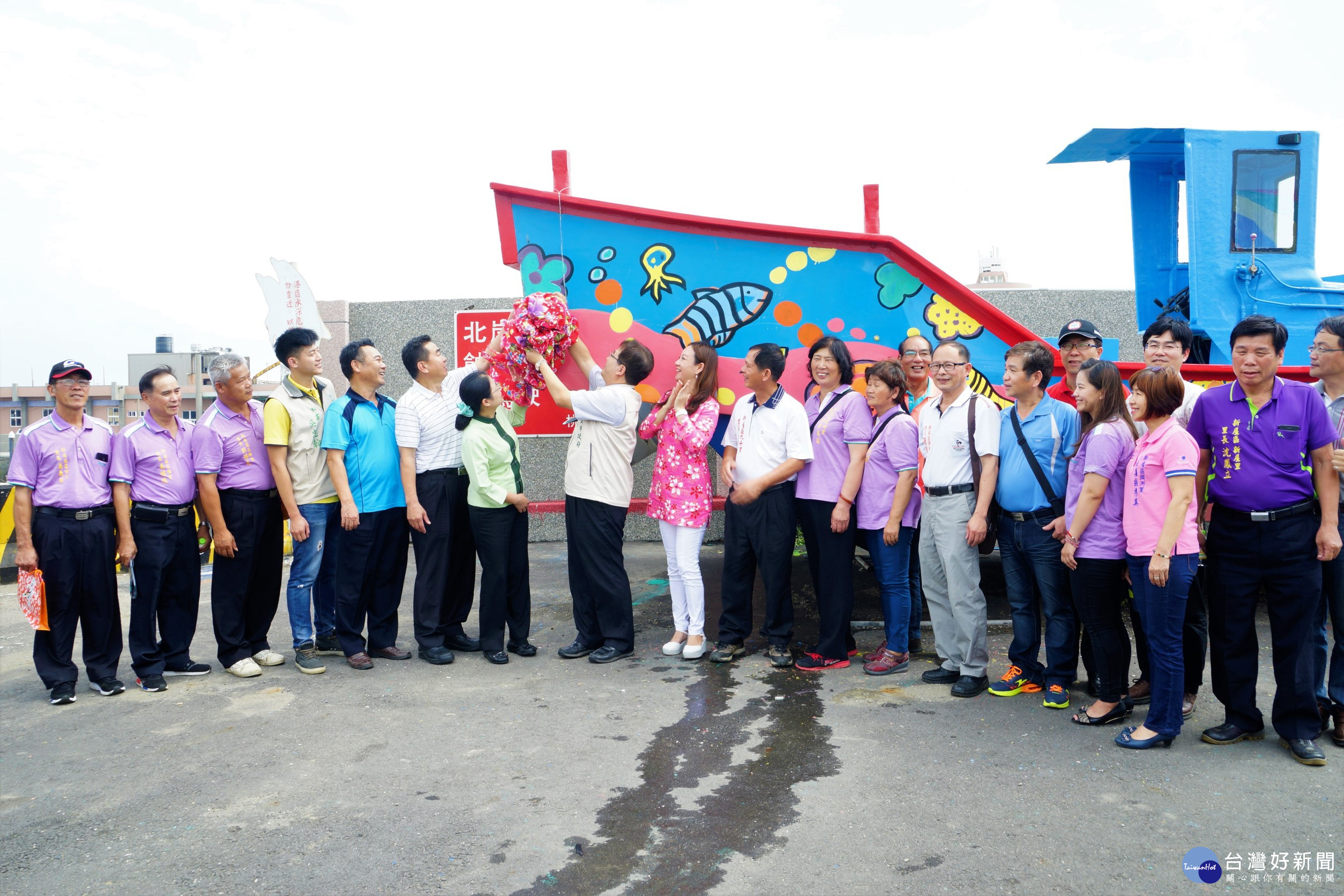 游副市長及與會貴賓為漁船掛上花布彩球，祝福漁船順利出海、活動圓滿成功。