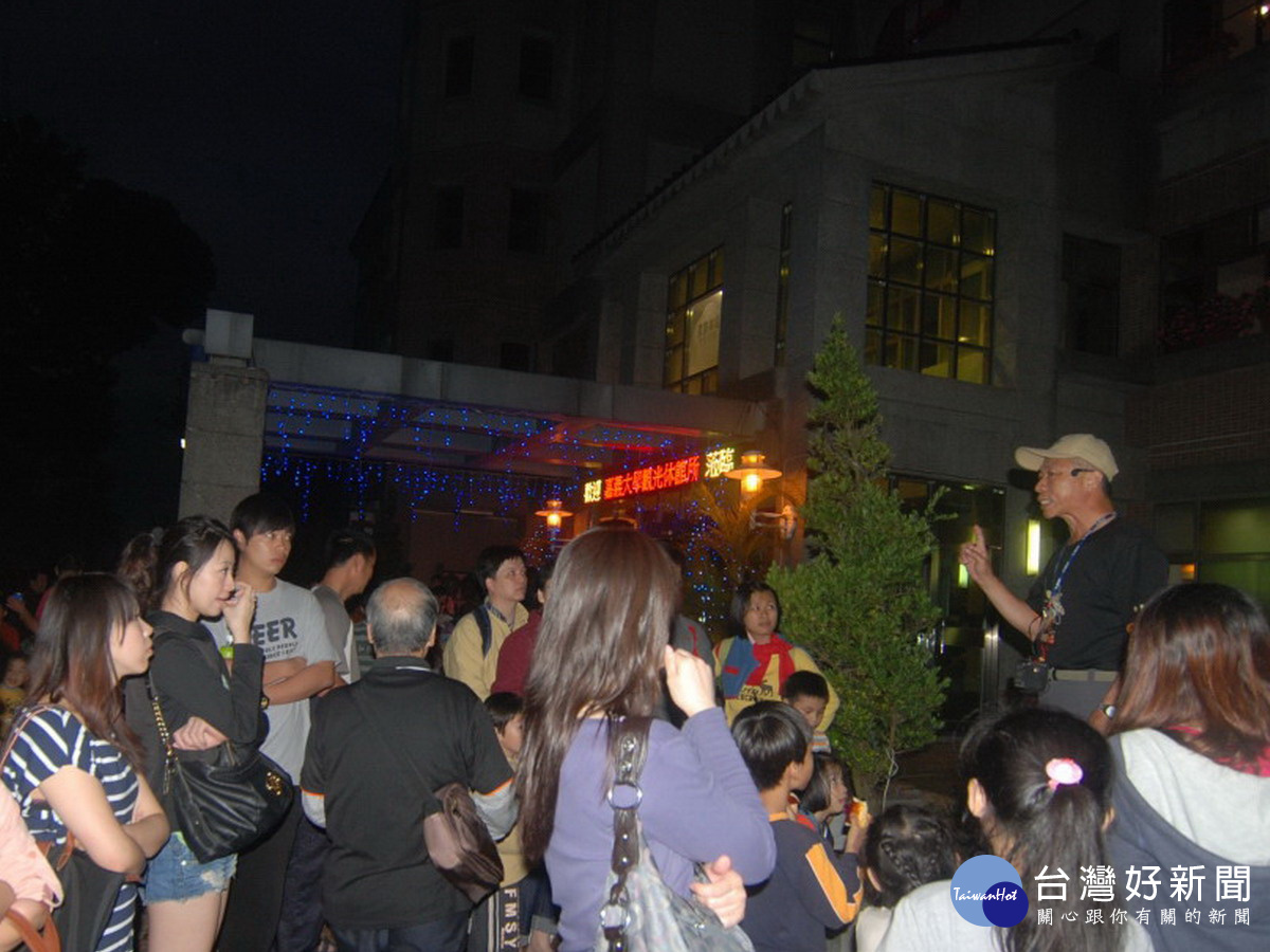 在導覽解說人員的宣導下,賞螢民眾的素質已普遍提升。(圖/東勢林場提供)