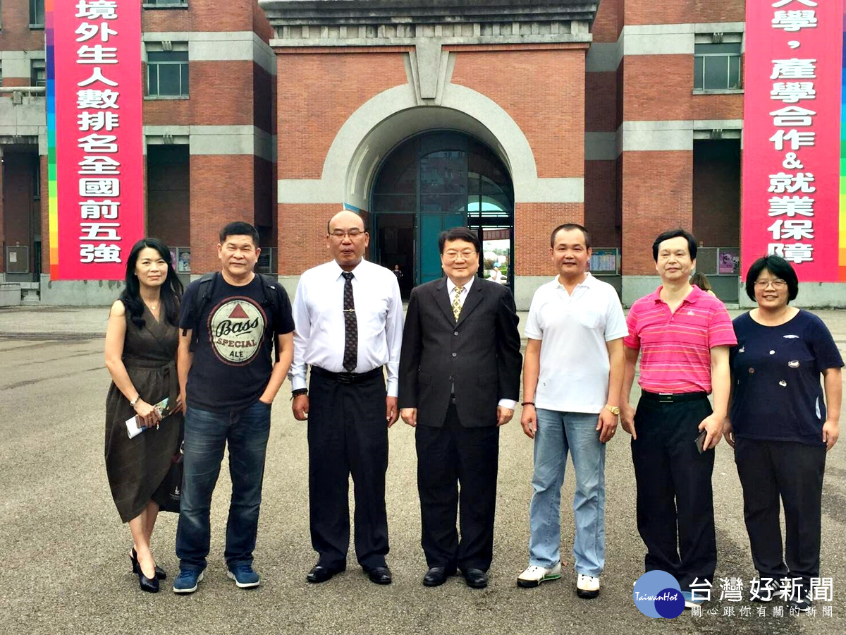 桃園凱亞精緻農業電視台在東騏國際公司董事長蘇杉郎陪同下拜訪了開南大學,該台澎恰恰主持人與梁榮輝校長相見歡