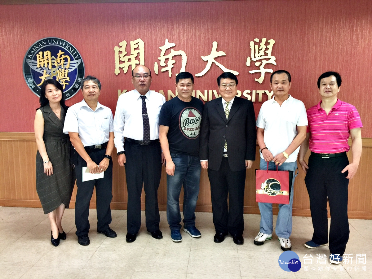 桃園凱亞精緻農業電視台在東騏國際公司董事長蘇杉郎陪同下拜訪了開南大學,該台澎恰恰主持人與梁榮輝校長相見歡