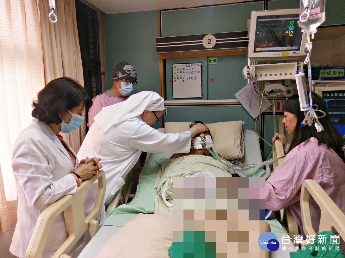 林修女為病人祈禱