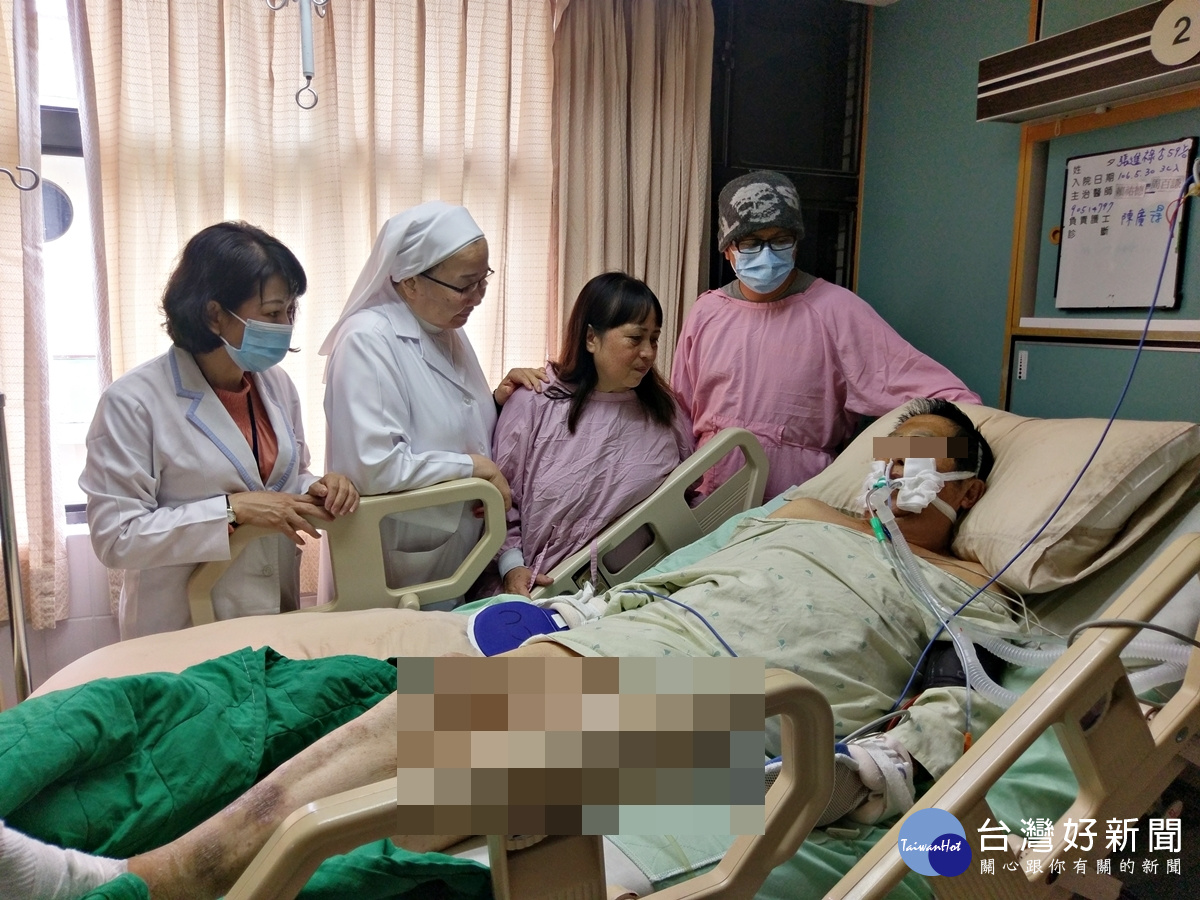 林修女在加護病房探視病人