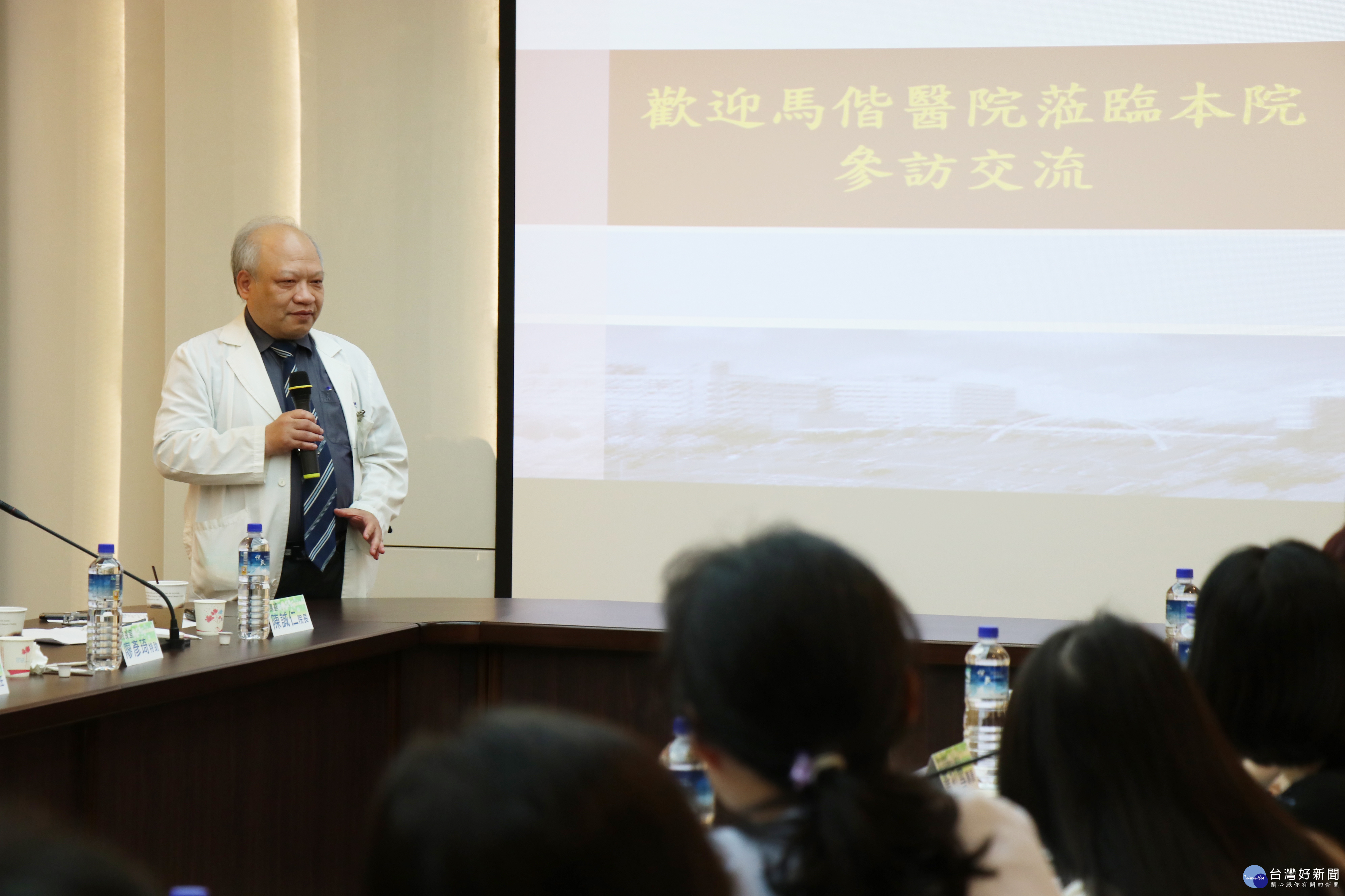 嘉基院長陳誠仁表示:社區照顧服務部分嘉基已長期耕 耘近20年,串連院內醫療和行政部門, 全心全隊提供全人全家全程的多元化服務。