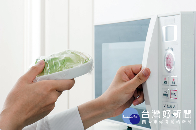 保鮮膜即使不加熱,包這些食物可能也有害