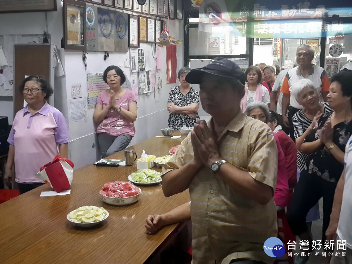 里內長者們跟著影片一起做運動。（圖／記者黃竹佑攝）