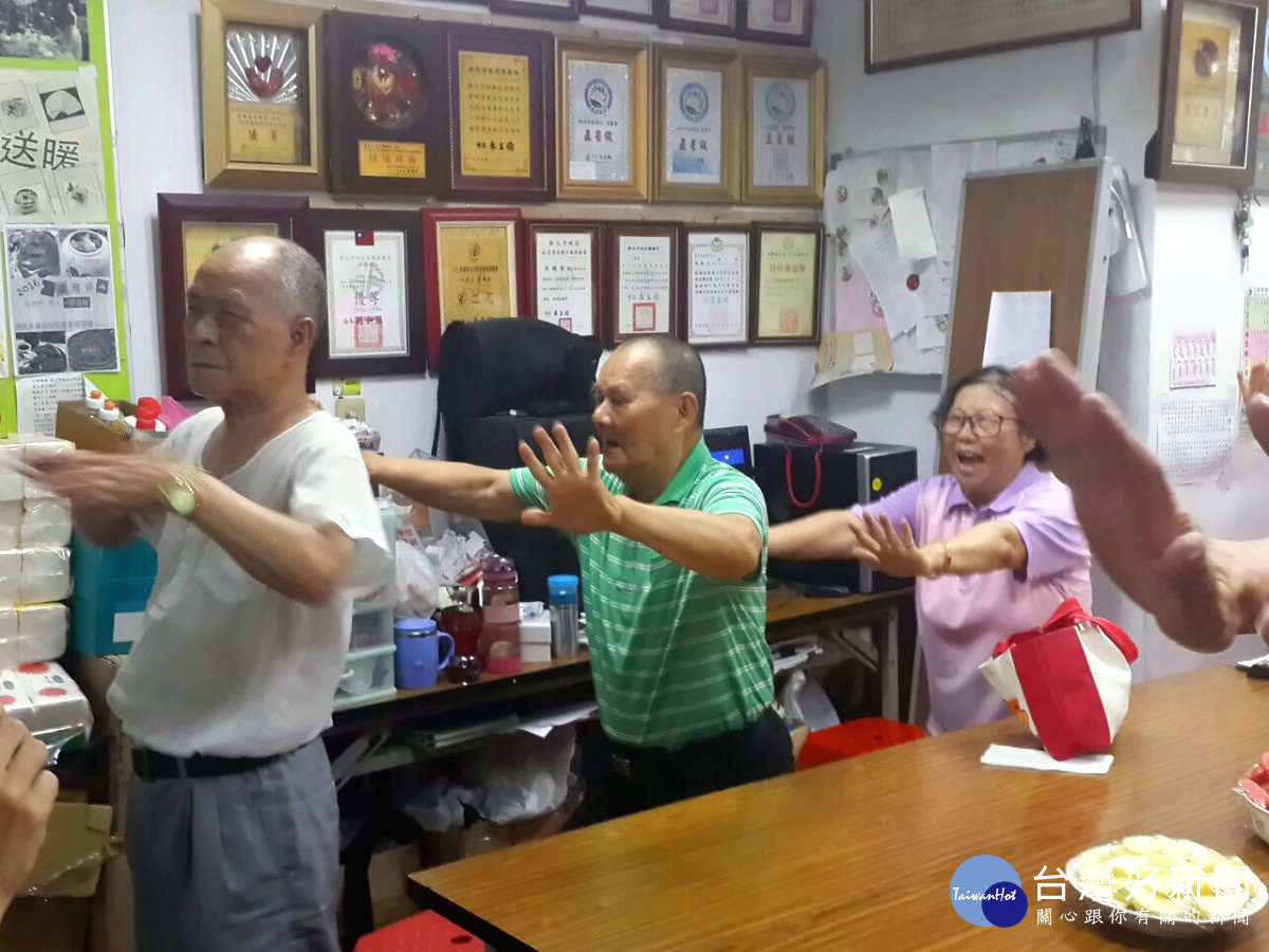 里內長者們跟著影片一起做運動。(圖/記者黃竹佑攝)