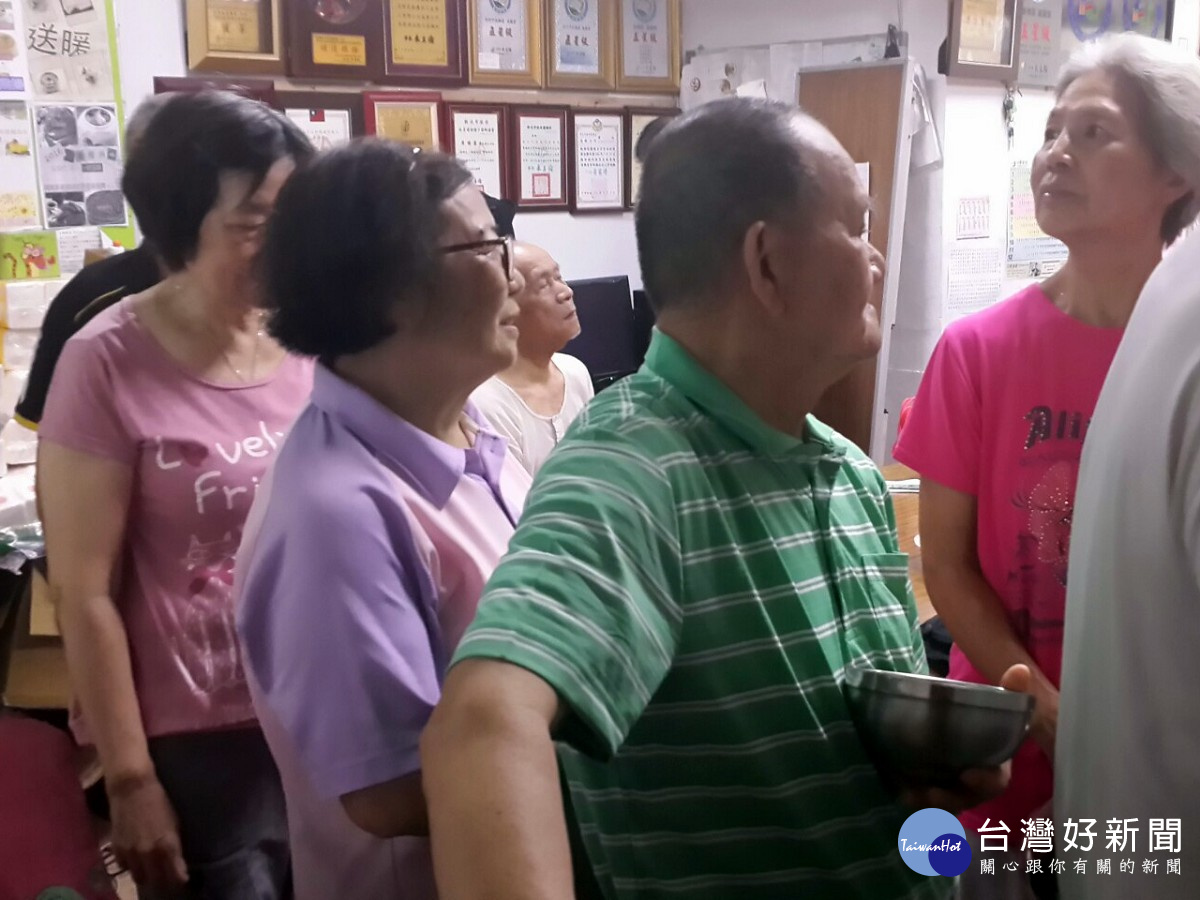 里內長者們有秩序的排隊用餐。(圖/記者黃竹佑攝)