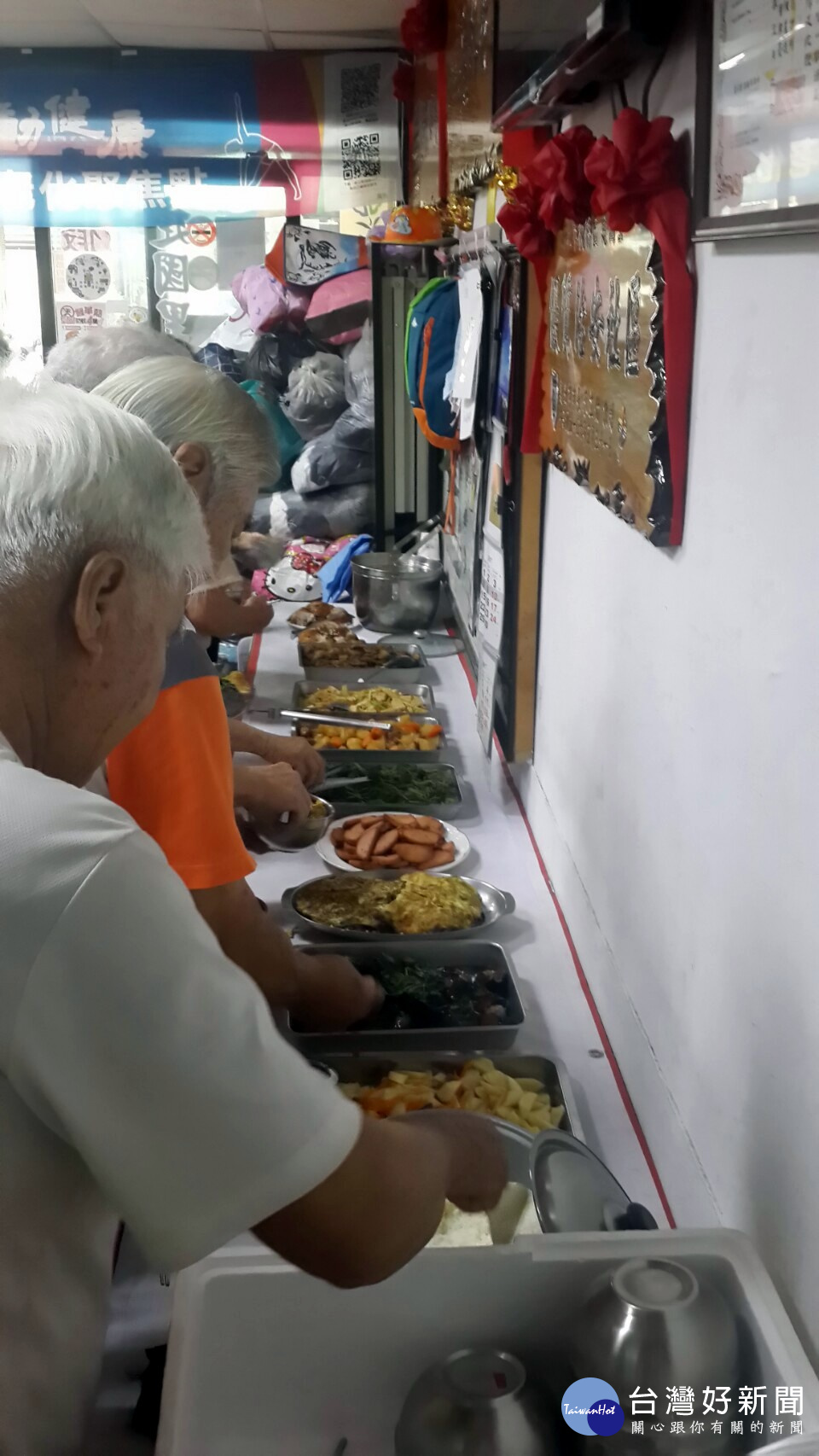 里內長者們有秩序的排隊用餐。（圖／記者黃竹佑攝）