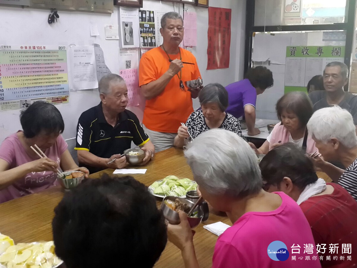 長者們邊吃飯邊分享交流。(圖/記者黃竹佑攝)