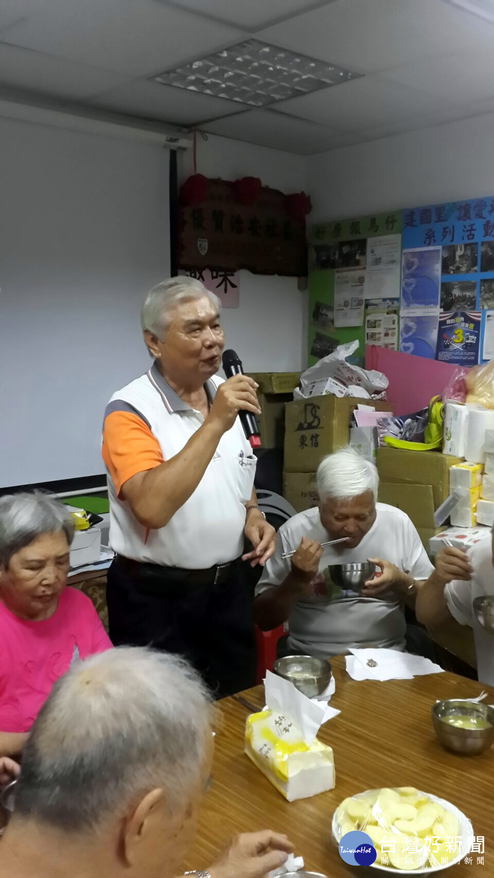 里內的老里長肯定廖里長對共餐的付出。(圖/記者黃竹佑攝)