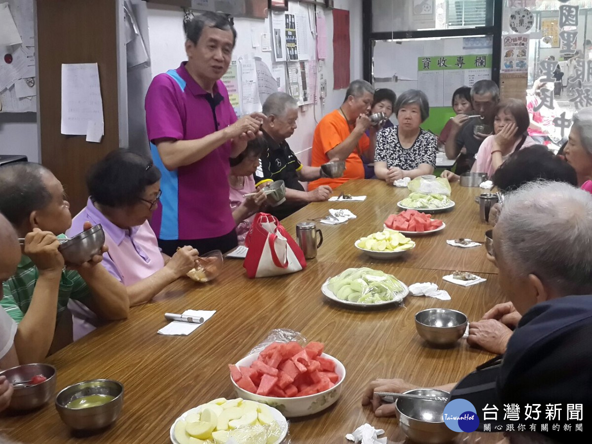廖里長透過共餐跟長者們談里內的事務。(圖/記者黃竹佑攝)
