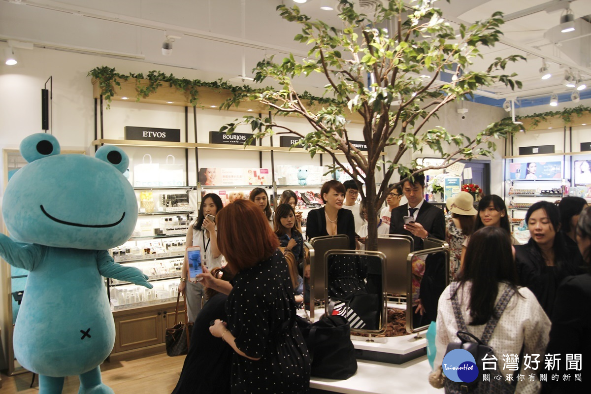 @ cosme店內明亮寬敞,並設有洗手檯方便民眾試用。(圖/陳儷文 攝)