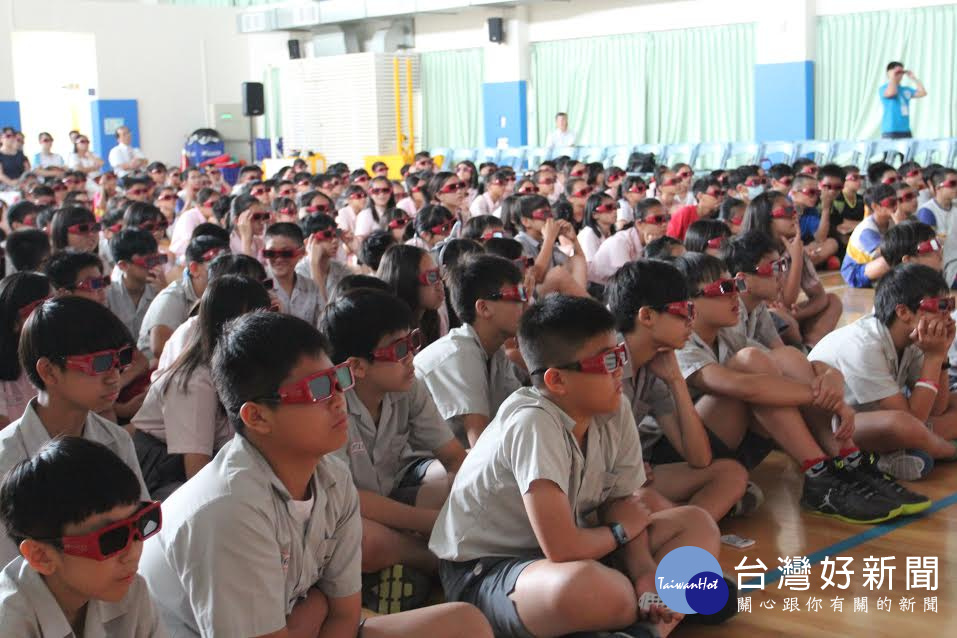 同學們的佩戴 3D 電影專用眼鏡觀看反毒電影