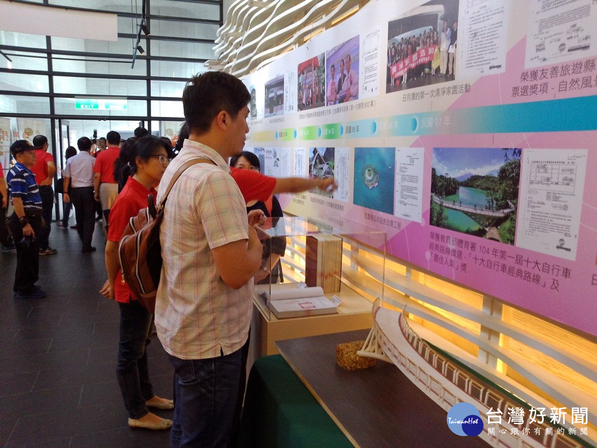 遊客參觀檔案展並由專人解說。〈記者吳素珍攝〉