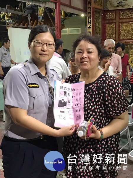 北港警方深入社區為民服務，宣達防詐、婦幼及交通安全，民眾「揪感心」。（記者陳昭宗拍攝）
