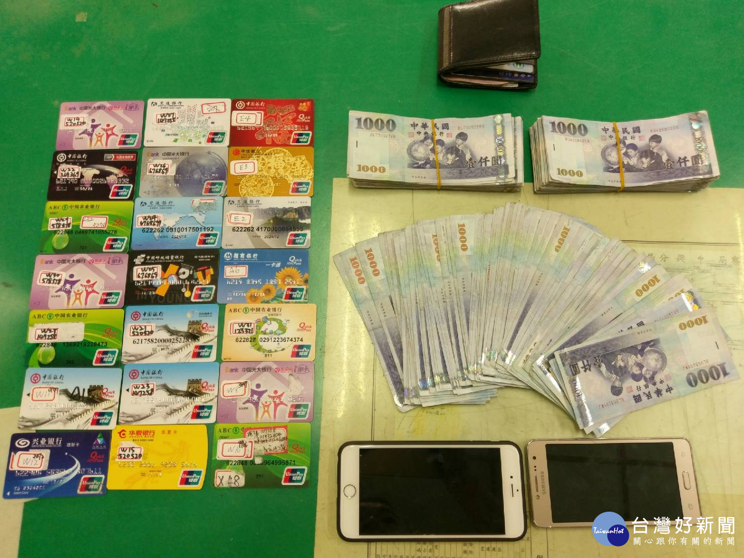 警方自車手身上搜出 21張提款卡。(中興分局提供)