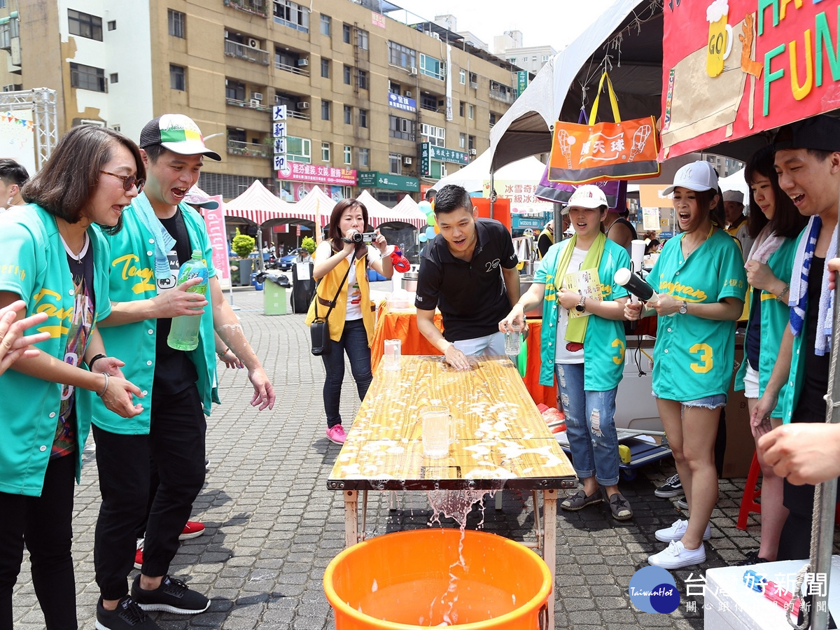 昇恆昌江建廷總經理體驗志工精心規劃的滑水杯遊戲