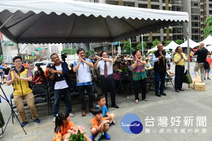 副市長王明德為環境教育嘉年華一同站台支持。