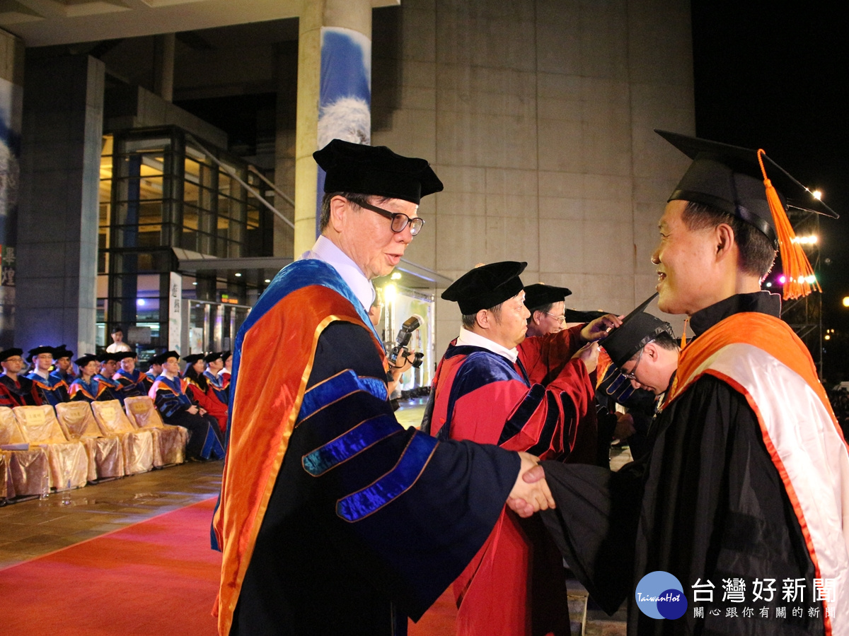 元智大學「今畢輝煌」畢業典禮於10晚間舉行,今年約有2500位學生畢業