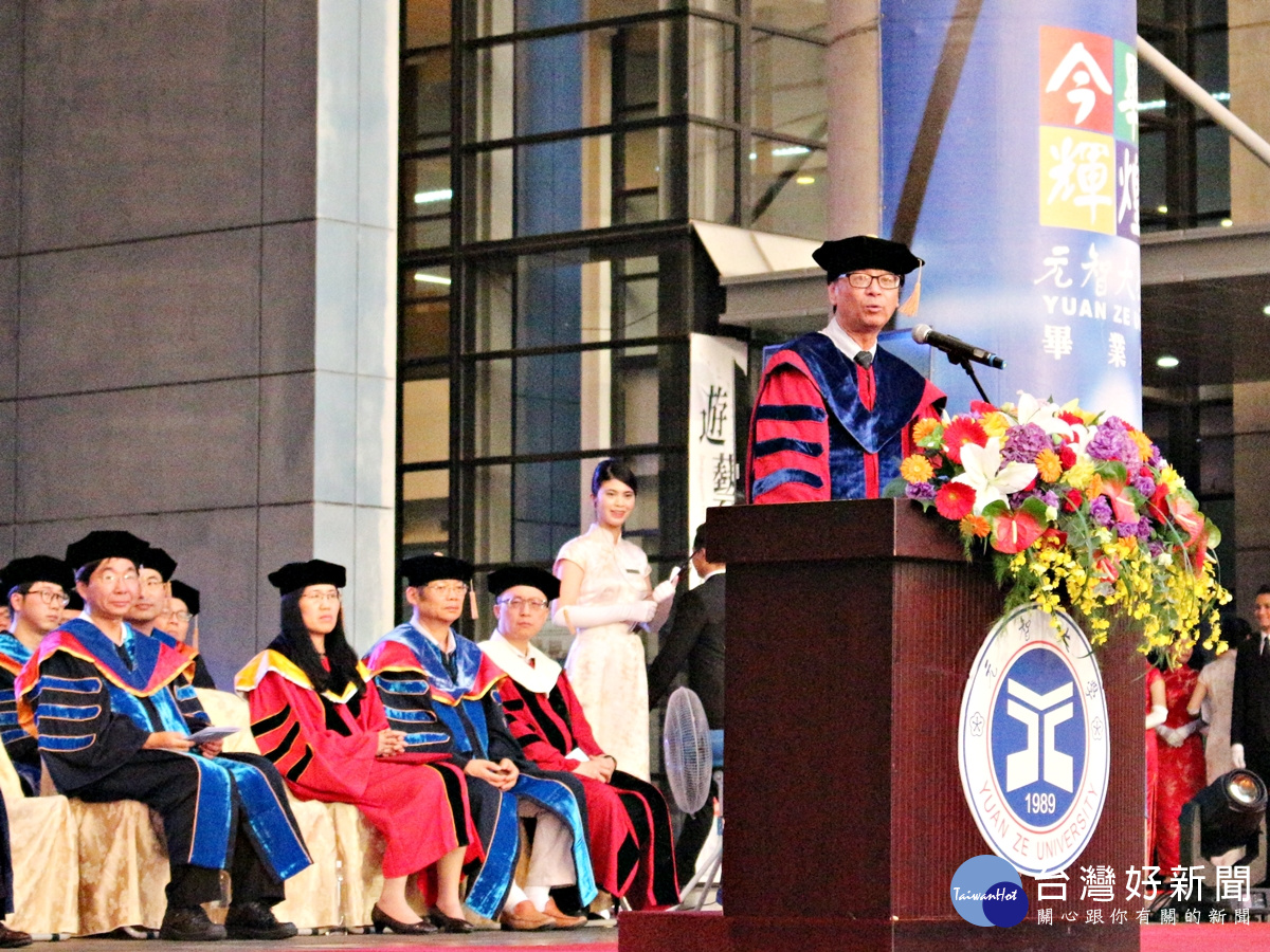 元智大學「今畢輝煌」畢業典禮於晚間舉行,今年約有2500位學生畢業