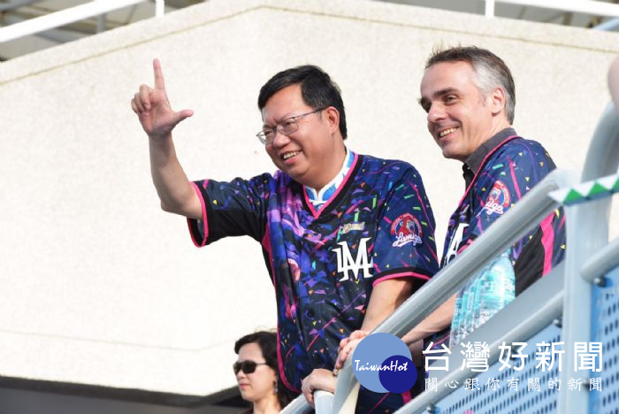 桃園市長鄭文燦出席「駐台辦挺桃猿(桃園)」市府邀請駐台代表觀賞Lamigo棒球賽活動。