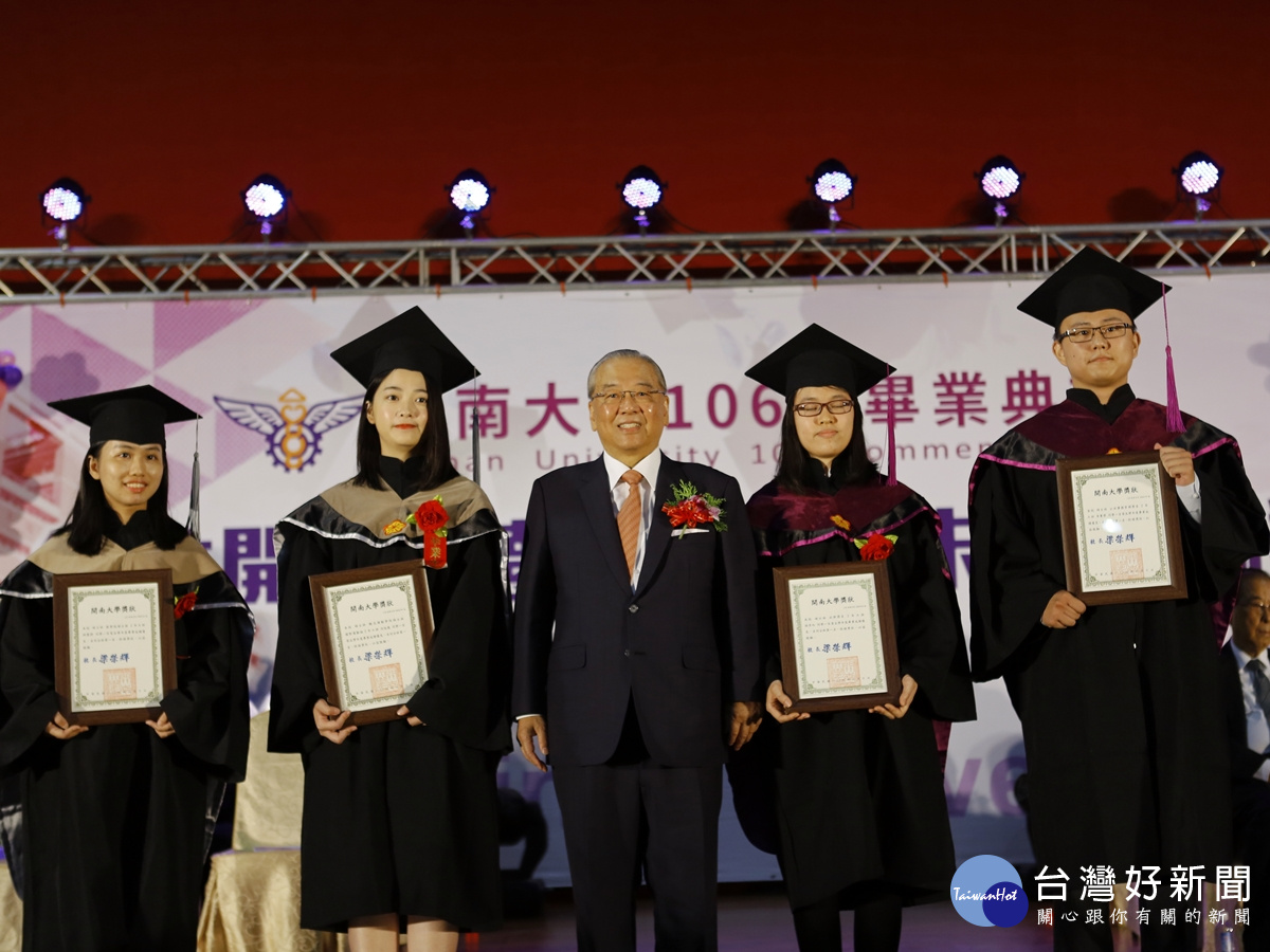 開南大學顏文隆董事長頒獎給獲獎的畢業同學