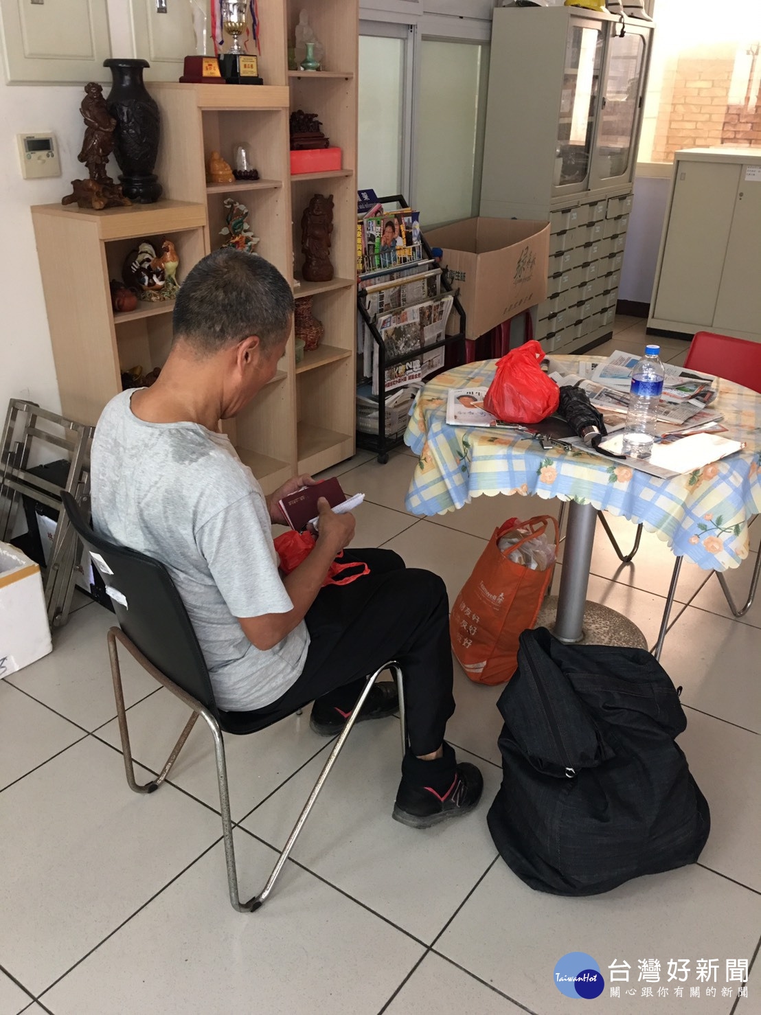 胡男在道路旁亂晃,警方確認身分後,將他帶回派出所安置。
