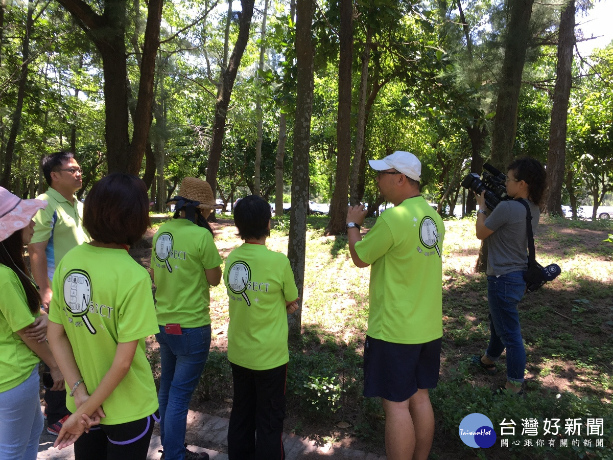 社團法人台灣自然研究學會60位學員在六輕舉辦昆蟲觀察戰鬥營，發現六輕廠區的昆蟲比平地看到的種類還多。（記者林辰芬拍攝）