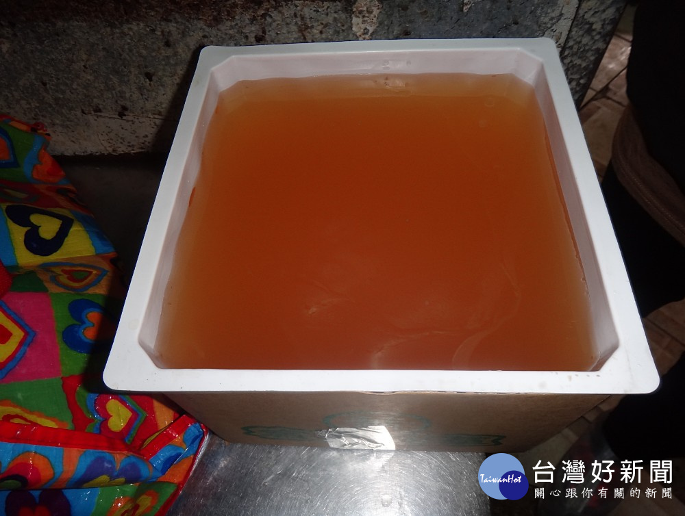 台北市衛生局表示，「陳三鼎黑糖青蛙撞奶」的愛玉，被驗出內含不得檢出的防腐劑己二烯酸，其添加量為0.27～0.5g/kg圖／台北市衛生局）