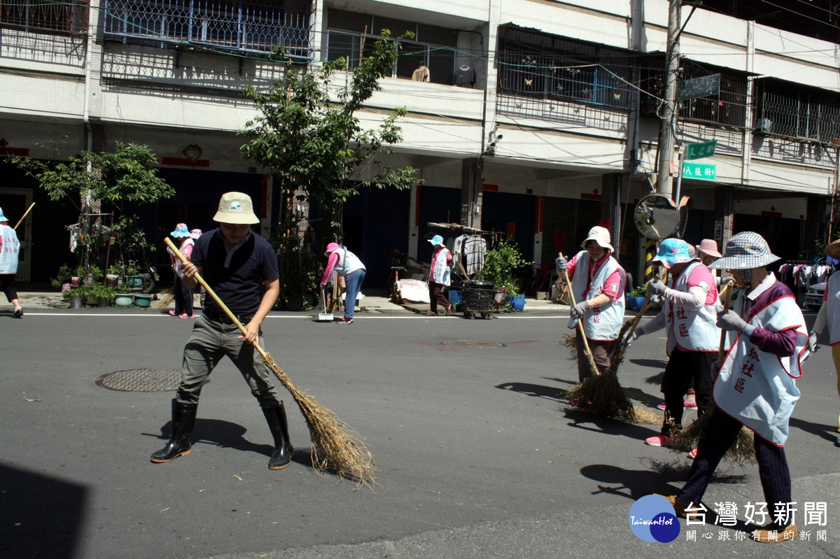 集集鎮長陳紀衡參與社區志工清掃街道行列。