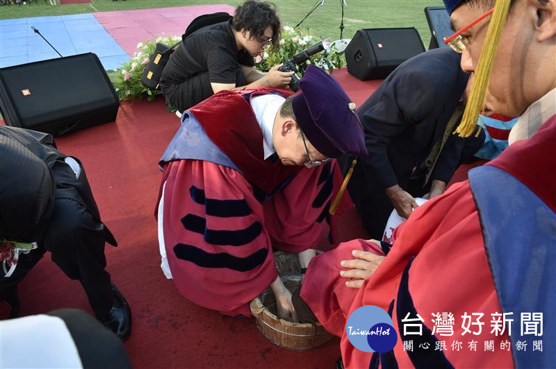 長榮大學畢業典禮有傳統洗腳禮的師長幫學生洗腳，期許畢業生有謙卑服事、虛心學習精神。