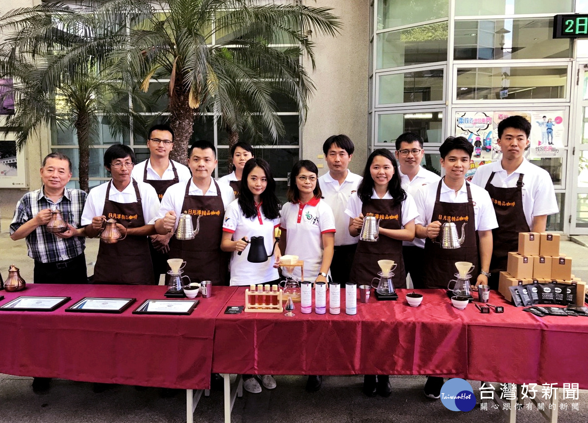 咖啡名師吳原炳(左1)帶領魚池鄉咖啡產銷班團隊及魚池鄉專業茶師為國宴賓客服務。