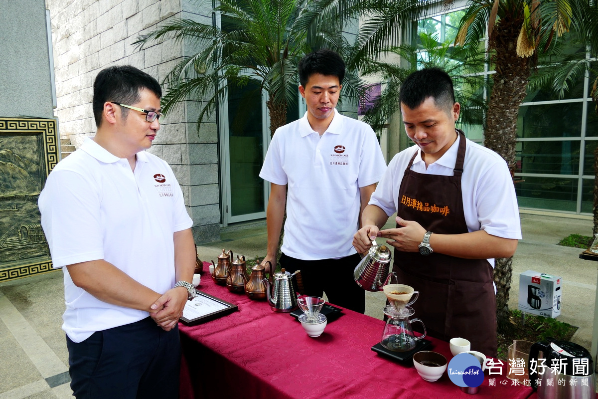 咖啡師將於國宴當中沖泡中烘焙兼顧香氣與微酸風味的咖啡，讓國內外賓客品嚐到驚艷的日月潭咖啡的風味。