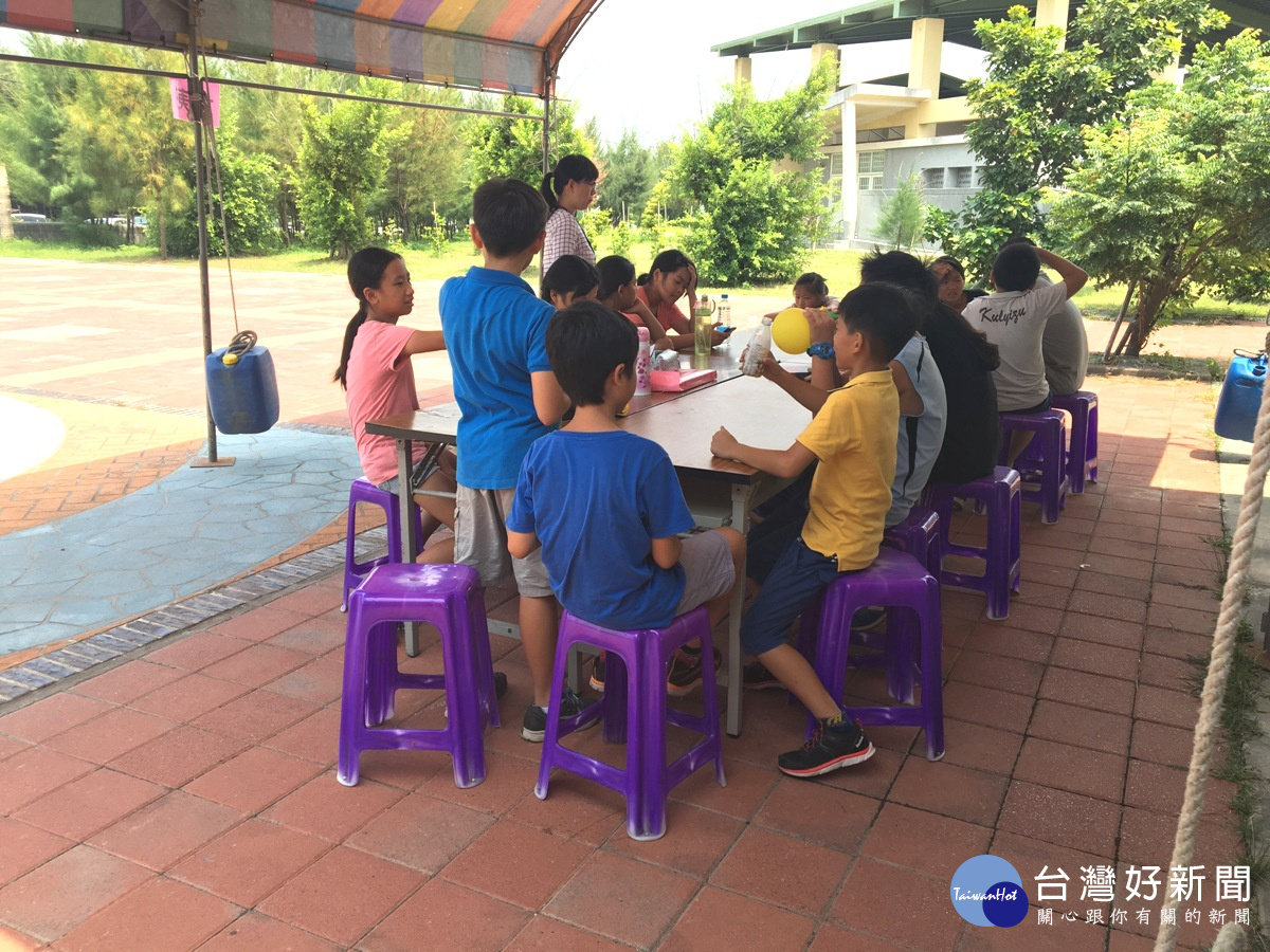 當時被逼迫遷校的許厝分校學童無奈搭帳篷上課的情形。(記者葉一鳴拍攝)