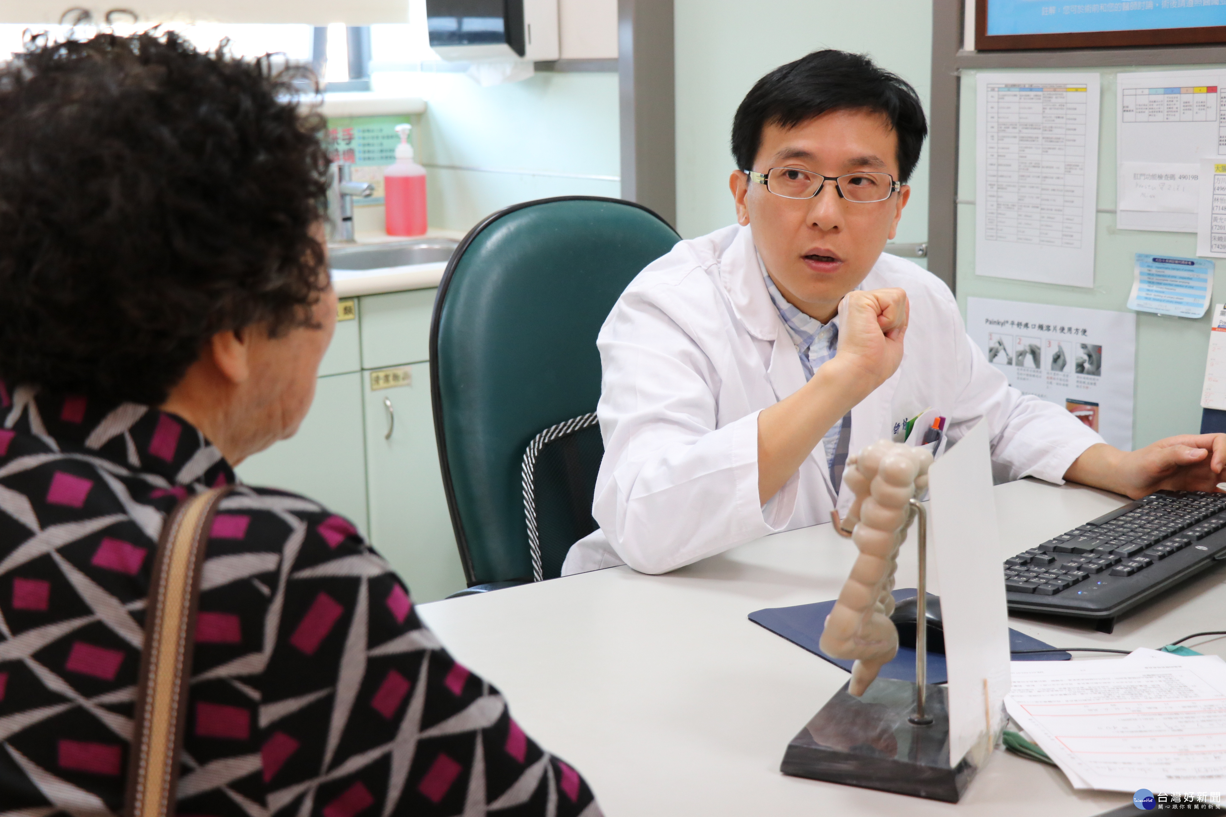 嘉基大腸直腸外科林怡成醫師表示3D腹腔鏡可說是大腸直腸癌治療的新利器。