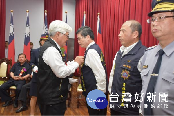 慶祝106年警察節,縣長李進勇表揚全國模範警察、鑑識模範、全國績優警勤區員警、資深績優警察獎章及服務20年以上義勇警察。(記者陳昭宗拍攝)