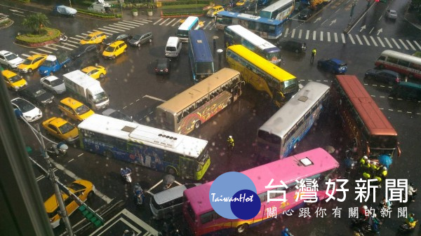 近百輛遊覽車「封城」癱瘓北市 北車附近交通大打結(圖/翻攝自PTT)