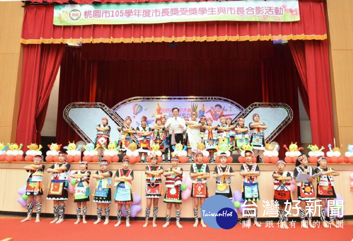 鄭市長表示,「市長獎」只是啟航點,期盼獲得市長獎的每位畢業生,挑戰自己的極限,讓未來更美好。
